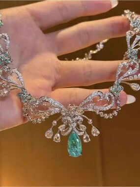 💕 NEW Seafoam Green Crystal Teardrop Pendant Silver Statement Necklace 💕